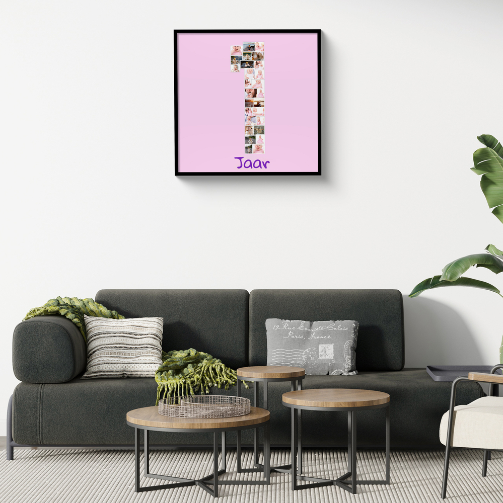 Roze fotocollage in de vorm van een 1, in zwarte lijst boven de bank, als cadeau voor de eerste verjaardag