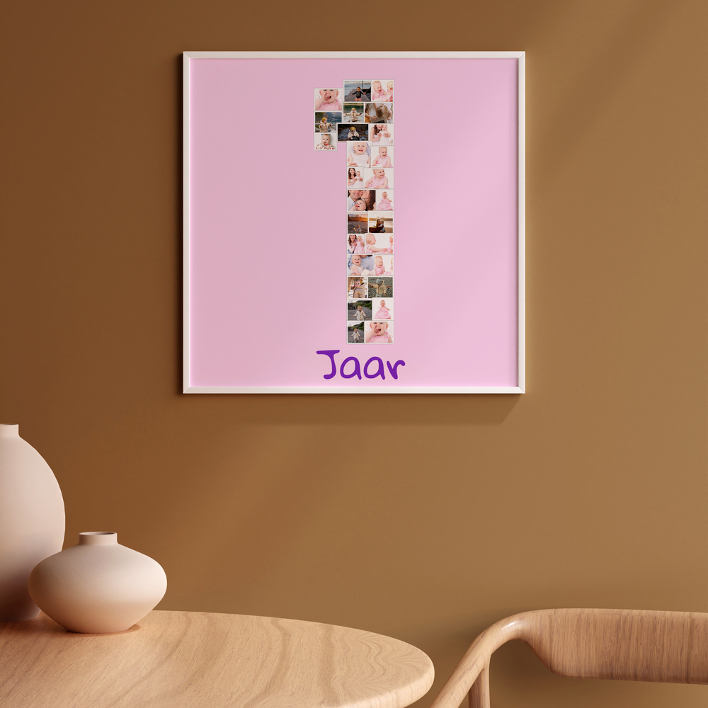 Babyfotocollage als cijfer 1 op roze, in een lichte lijst aan een bruine muur boven de eettafel