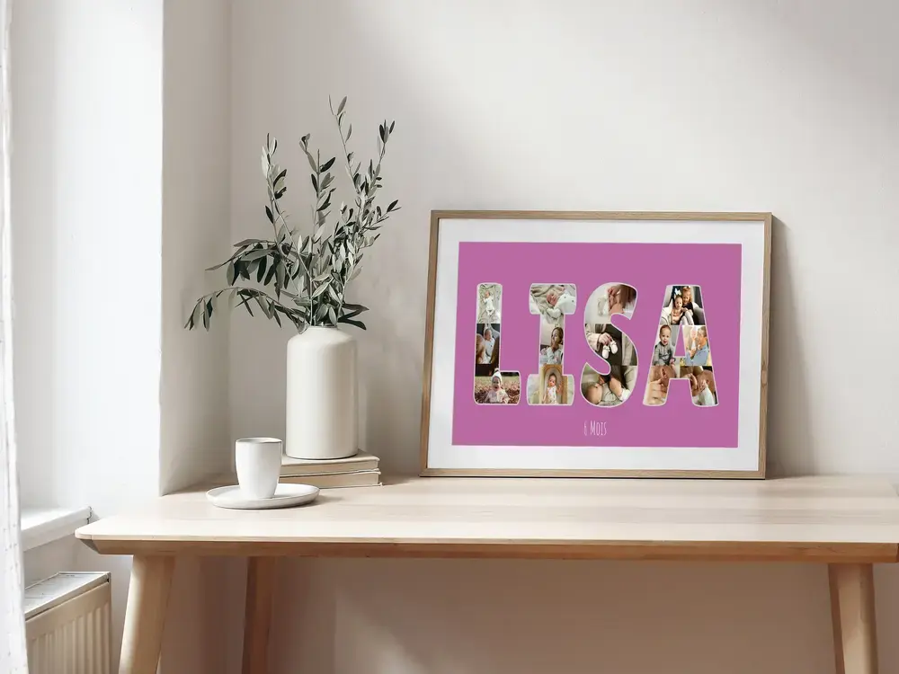 Prénom en photos d'enfant sur fond mauve, collage dans un cadre en bois clair posé sur un bureau près d'un vase