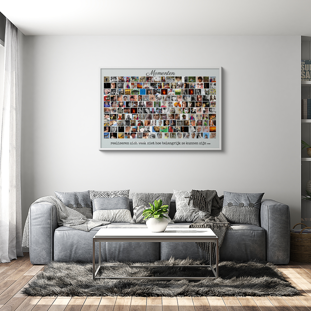 Ingelijste fotocollage met veel foto's in rijen en eigen tekst, boven een grijze bank in de woonkamer