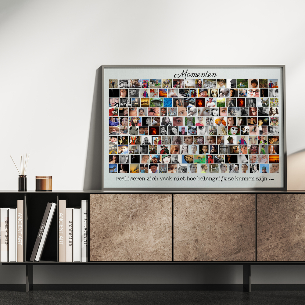 Liggende fotocollage met veel foto's in rijen en persoonlijke tekst, ingelijst op een dressoir