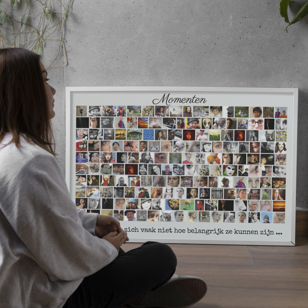 Grote fotocollage met veel foto's in rijen en eigen tekst, in een witte lijst op de vloer tegen een betonwand