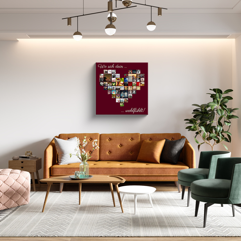 Bordeauxrote Herz-Fotocollage mit vielen Fotos und Spruch als Wandbild über einem ockerfarbenen Sofa im Wohnzimmer