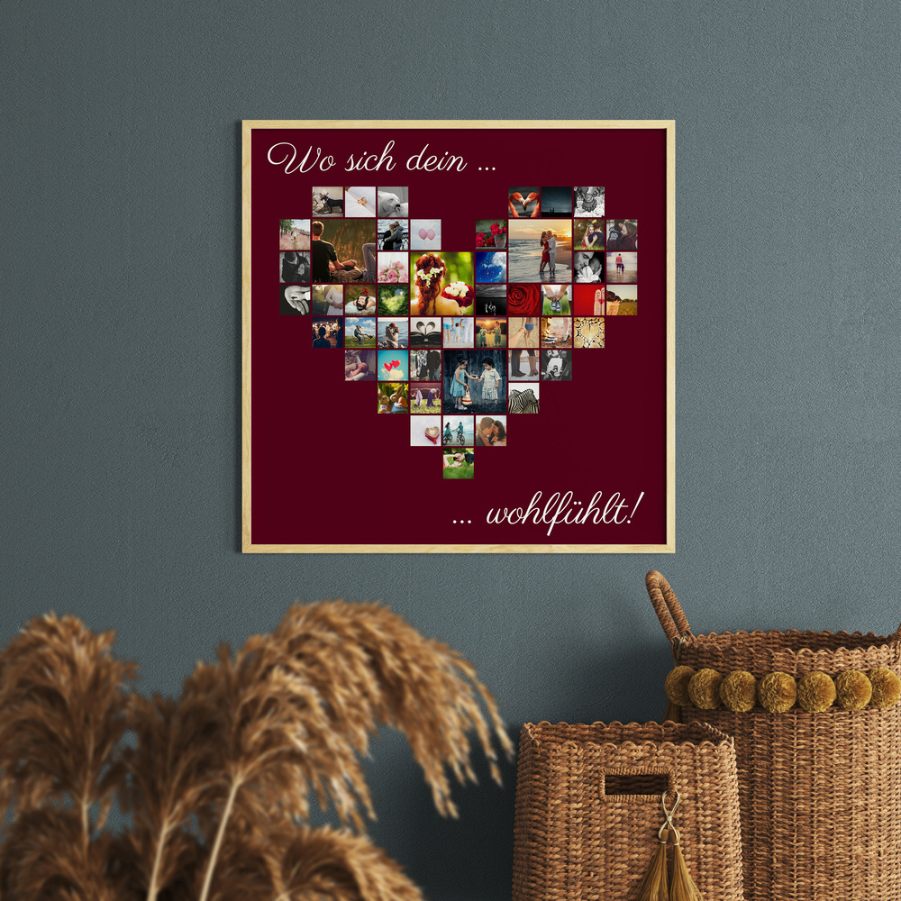 Herz-Fotocollage mit Spruch auf Bordeauxrot im hellen Holzrahmen an blaugrauer Wand, neben Pampasgras und Körben