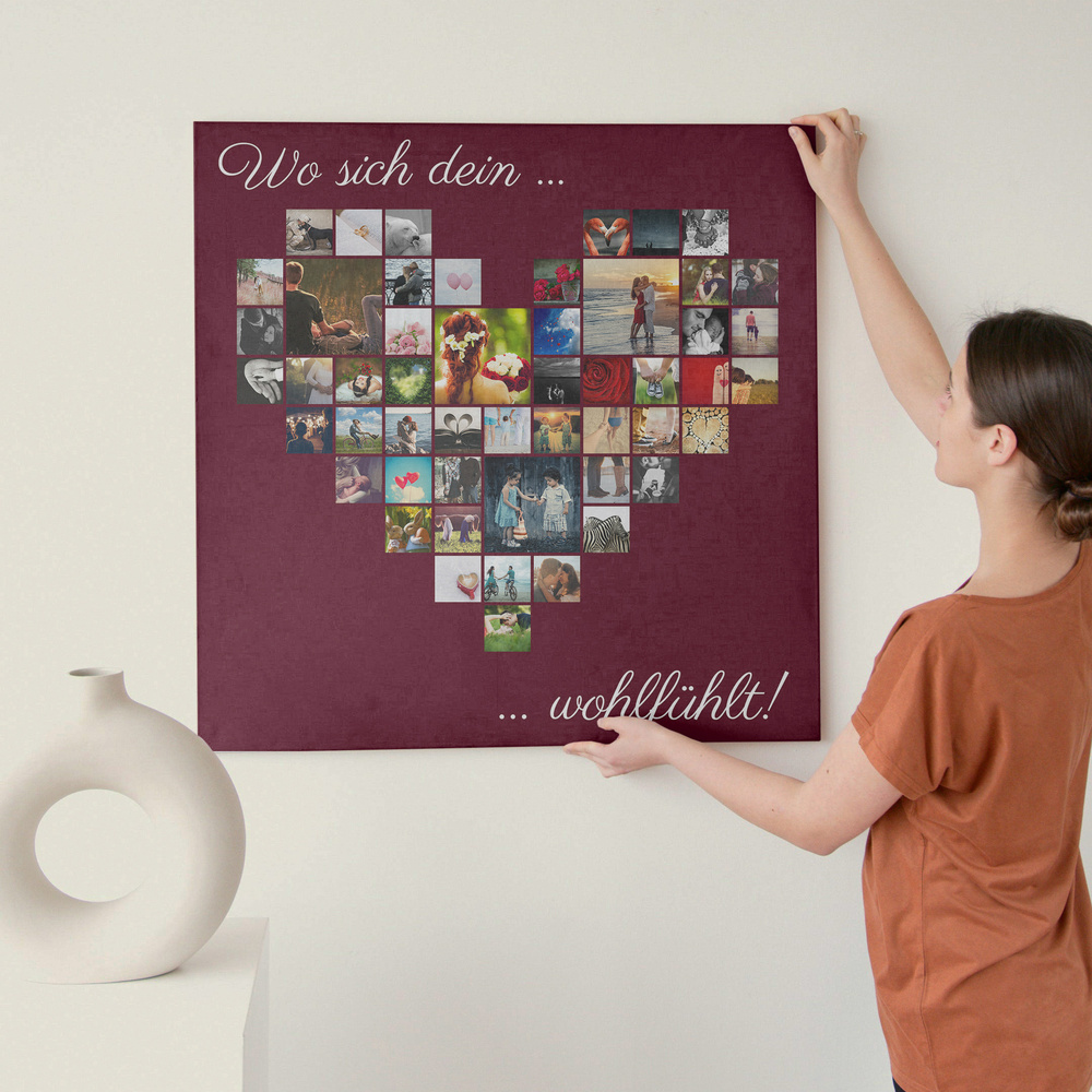 Große Herz-Fotocollage mit vielen Fotos und Spruch auf bordeauxrotem Hintergrund, rahmenlos an heller Wand