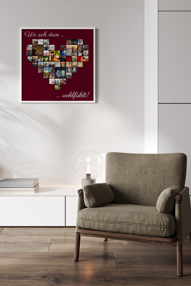 Herz-Fotocollage mit Spruch auf bordeauxrotem Hintergrund im weißen Rahmen an der Wand neben einem grauen Sessel