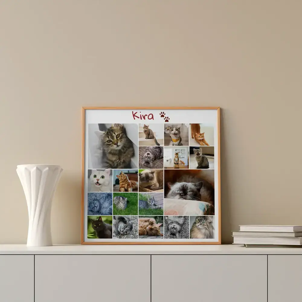 Hochformatige Katzen-Gedenkcollage mit Namen und Pfotenmotiven im Holzrahmen auf einem Sideboard neben einer Vase