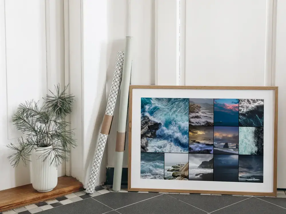 Fotocollage van storm en zeegolven in een naturel houten lijst met wit passe-partout, op de vloer tegen de muur