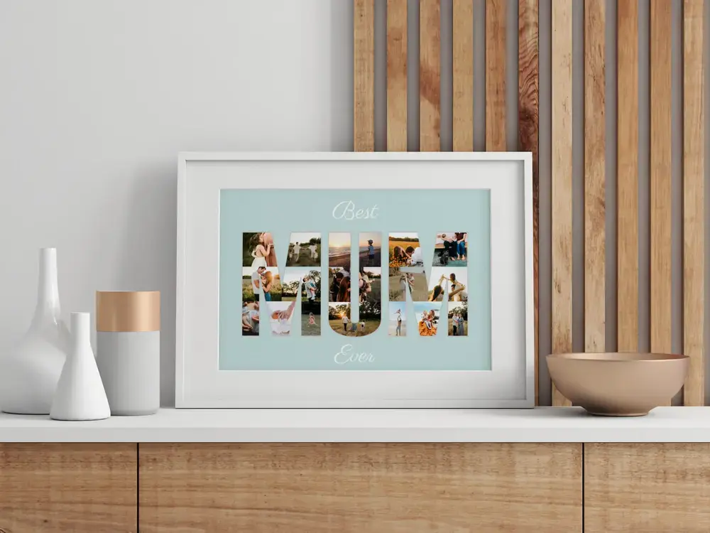 Fotocollage mit Buchstaben aus Fotos im weißen Rahmen auf einem Sideboard vor einer Wand mit Holzleisten