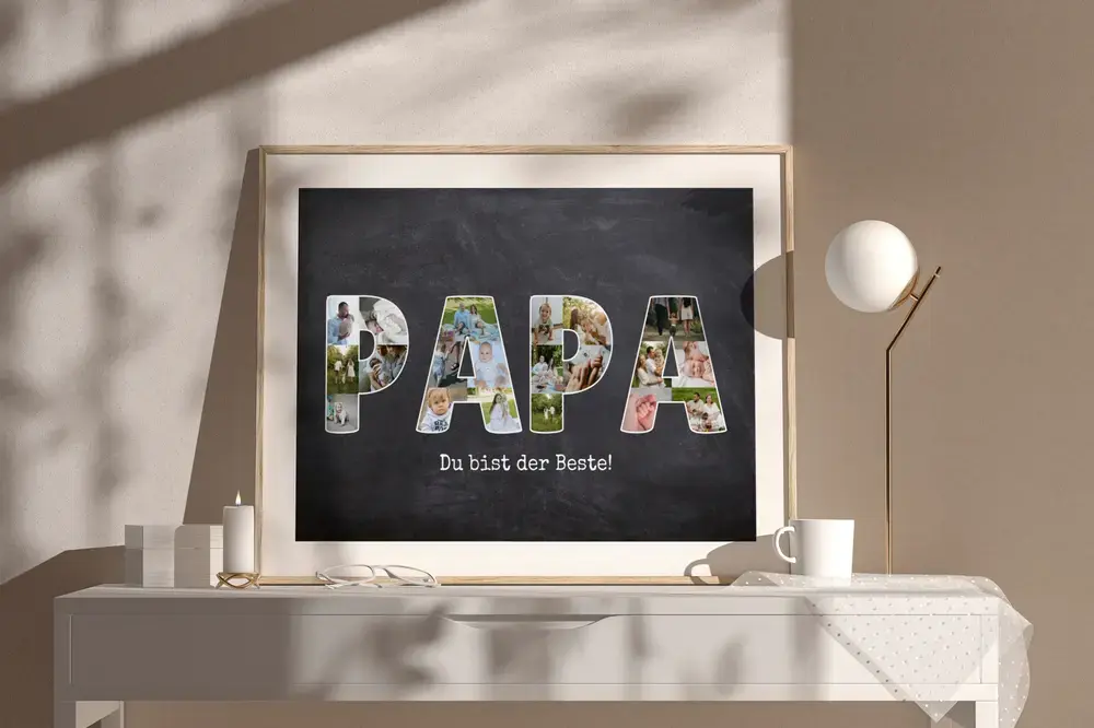 Fotocollage für Papa aus Fotobuchstaben in Tafeloptik, im Holzrahmen auf einer Kommode – Geschenk zum Vatertag