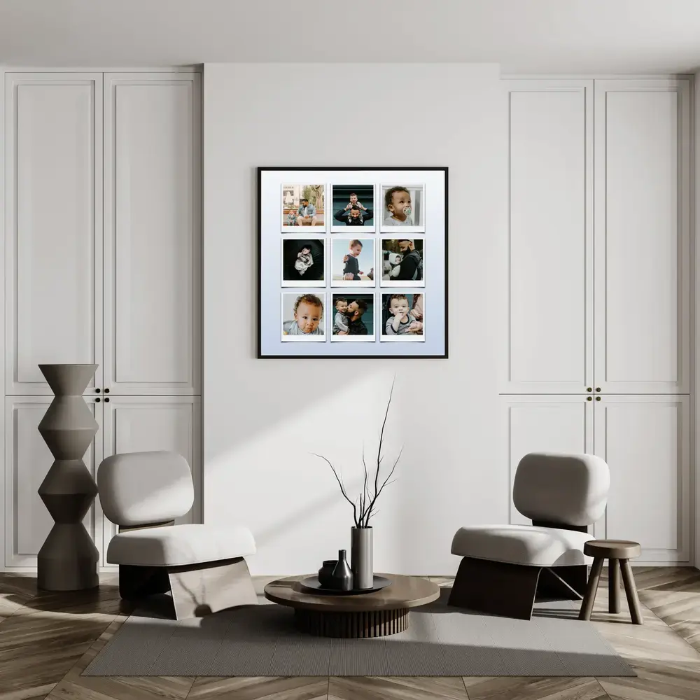 Pêle-mêle de neuf photos de famille encadré en noir au salon, une idée cadeau pour la fête des Pères