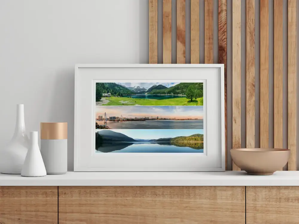 Panorama-Reisecollage im weißen Rahmen auf Holzsideboard mit Seen und Skyline, als Urlaubserinnerung zum Verschenken