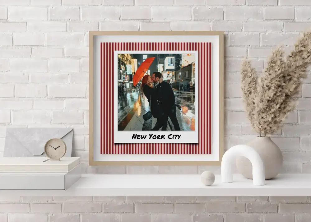 Gerahmte Städtereise-Fotocollage im Polaroid-Stil auf weißem Wandregal, als Geschenk nach dem gemeinsamen Urlaub