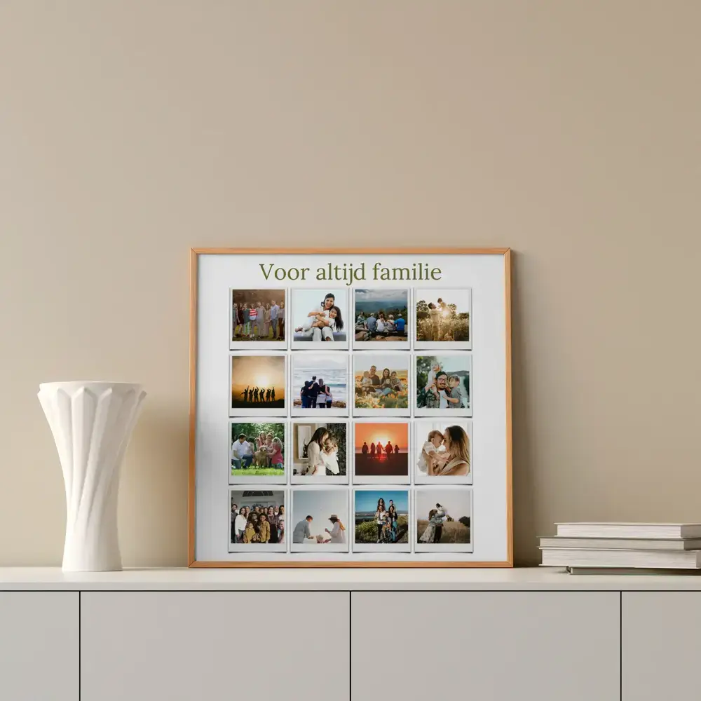 Familiefotocollage met 16 foto's in polaroidstijl en een titel, in een houten lijst op een wit dressoir