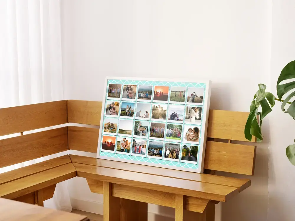 Collage de 24 photos de famille style Polaroid sur fond turquoise à motifs, posé sur une banquette en bois