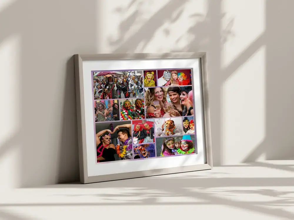 Ingelijste carnavalsfotocollage op de vloer in een zonnige kamer, een persoonlijk cadeau voor carnavalsliefhebbers
