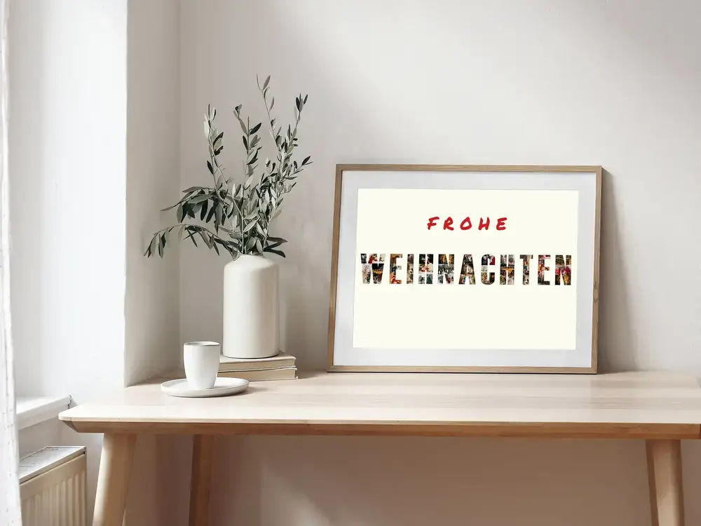 Weihnachts-Fotocollage mit Fotobuchstaben im Holzrahmen auf dem Schreibtisch, als persönliches Geschenk für die Familie