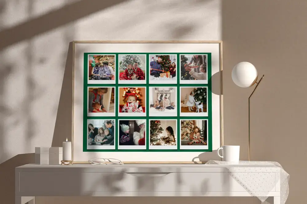 Cadeau de Noël pour la famille : pêle-mêle de douze photos façon Polaroid sur fond vert, encadré en bois sur un buffet