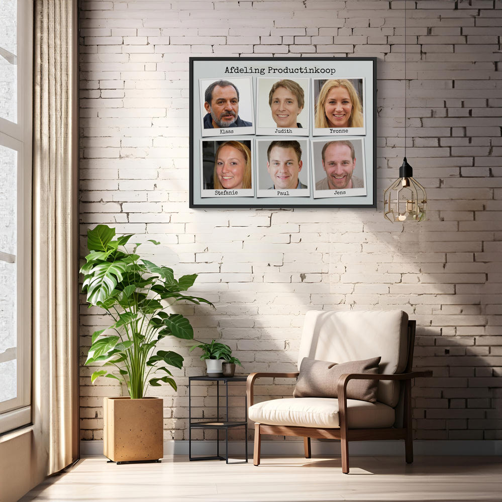 Teamfotocollage met namen in een donkere lijst aan een witte bakstenen muur, boven een fauteuil naast een plant