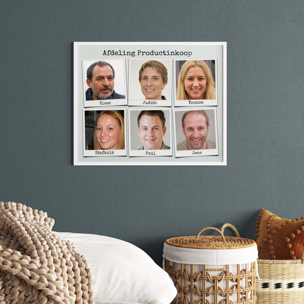 Teamcollage met namen en foto's in polaroidstijl, in witte lijst aan een donkergroene muur, als cadeau voor een collega