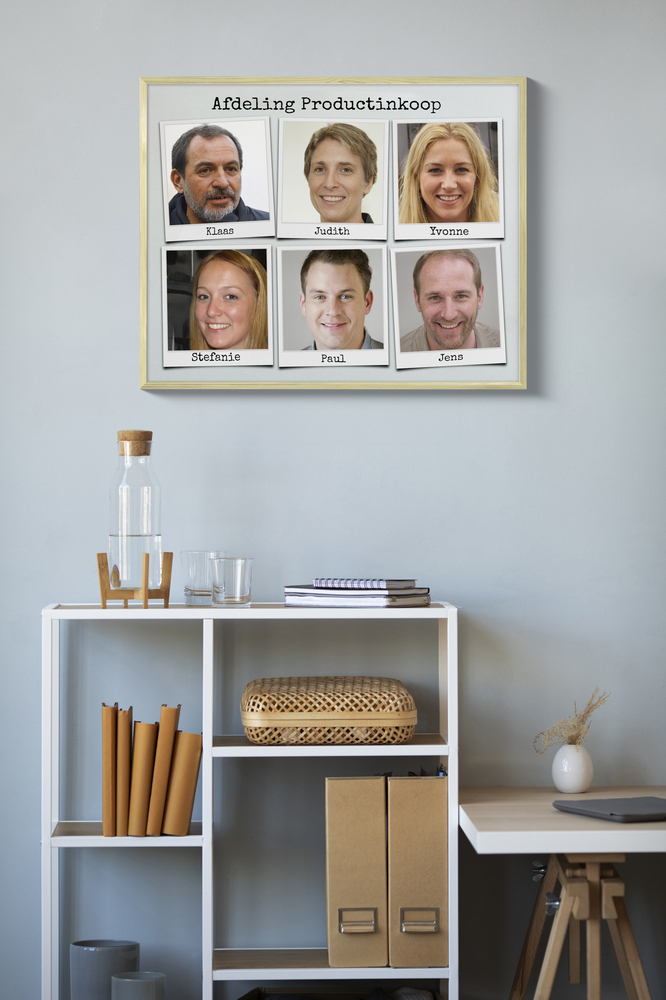 Fotocollage van het team met zes portretten en namen in polaroidstijl, in een lichte lijst boven een witte vakkenkast