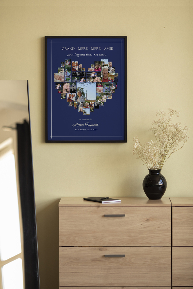 Collage photo commémoratif en cœur sur fond bleu nuit, dans un cadre noir au-dessus d’une commode en bois