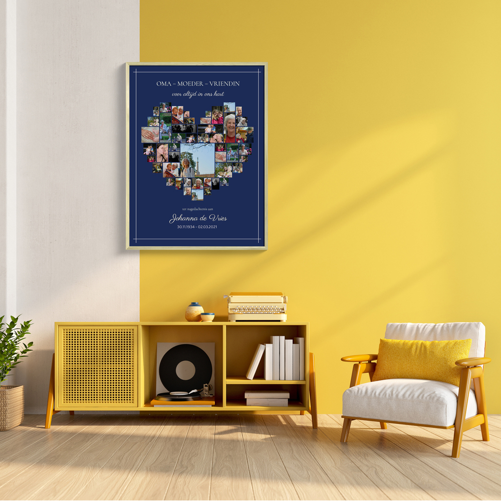 Herdenkingscollage met foto's in hartvorm op donkerblauw, aan een gele muur boven een lage kast in de woonkamer