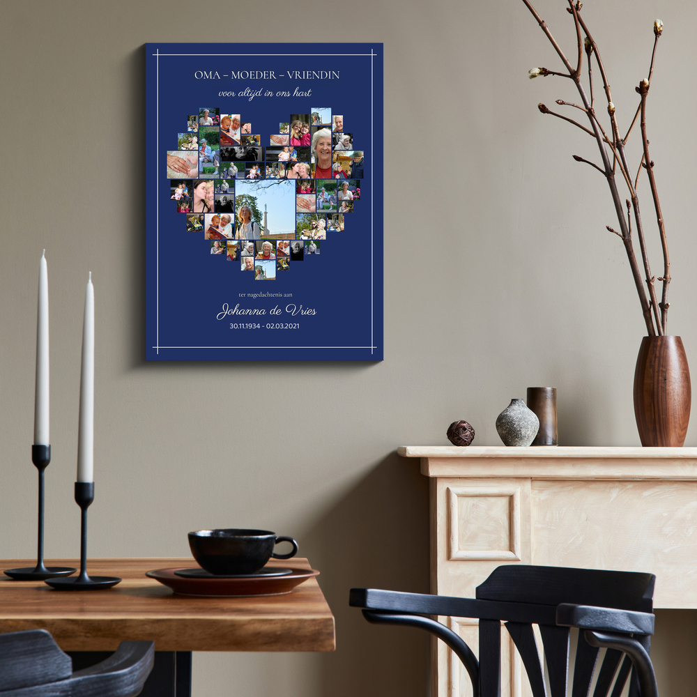 Herdenkingscollage op canvas met een hart van foto's op donkerblauw, aan een grijze muur naast de schouw