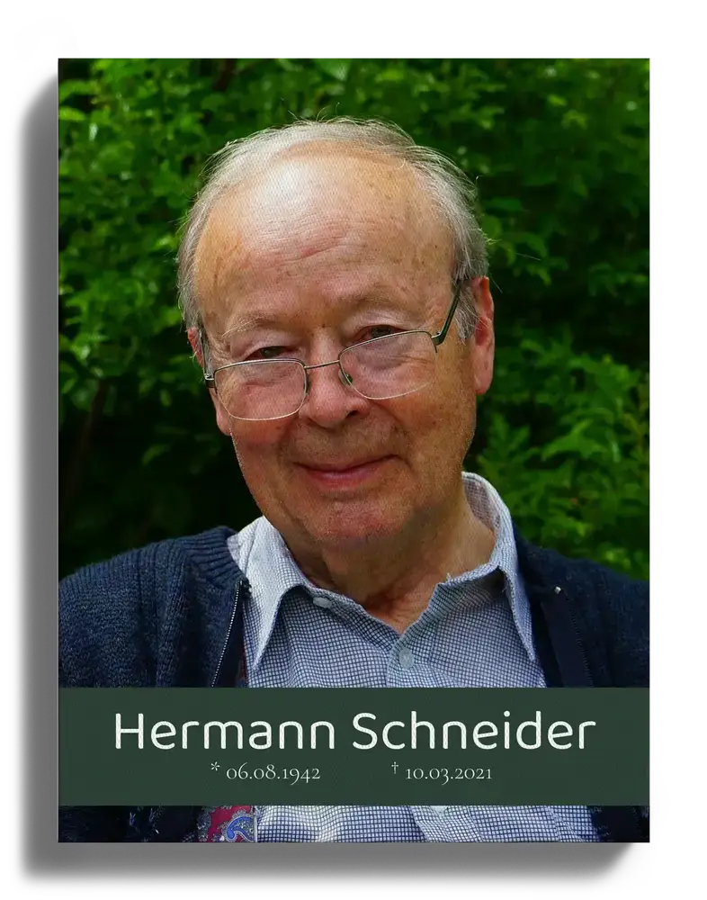 Trauerfoto auf Leinwand im Hochformat mit Porträt und dunkelgrünem Textbanner für Namen und Lebensdaten