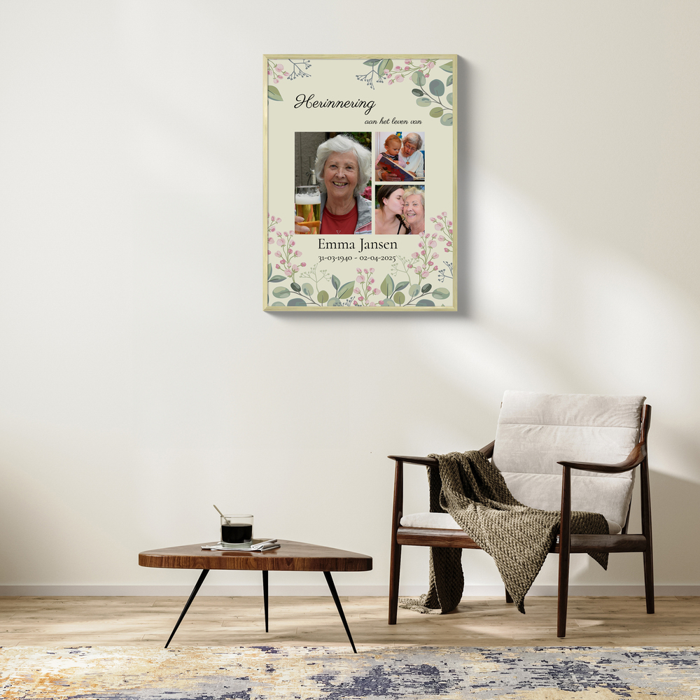 Herinneringscollage op canvas met drie foto's en bloemen, aan een lichte muur in de woonkamer naast een fauteuil