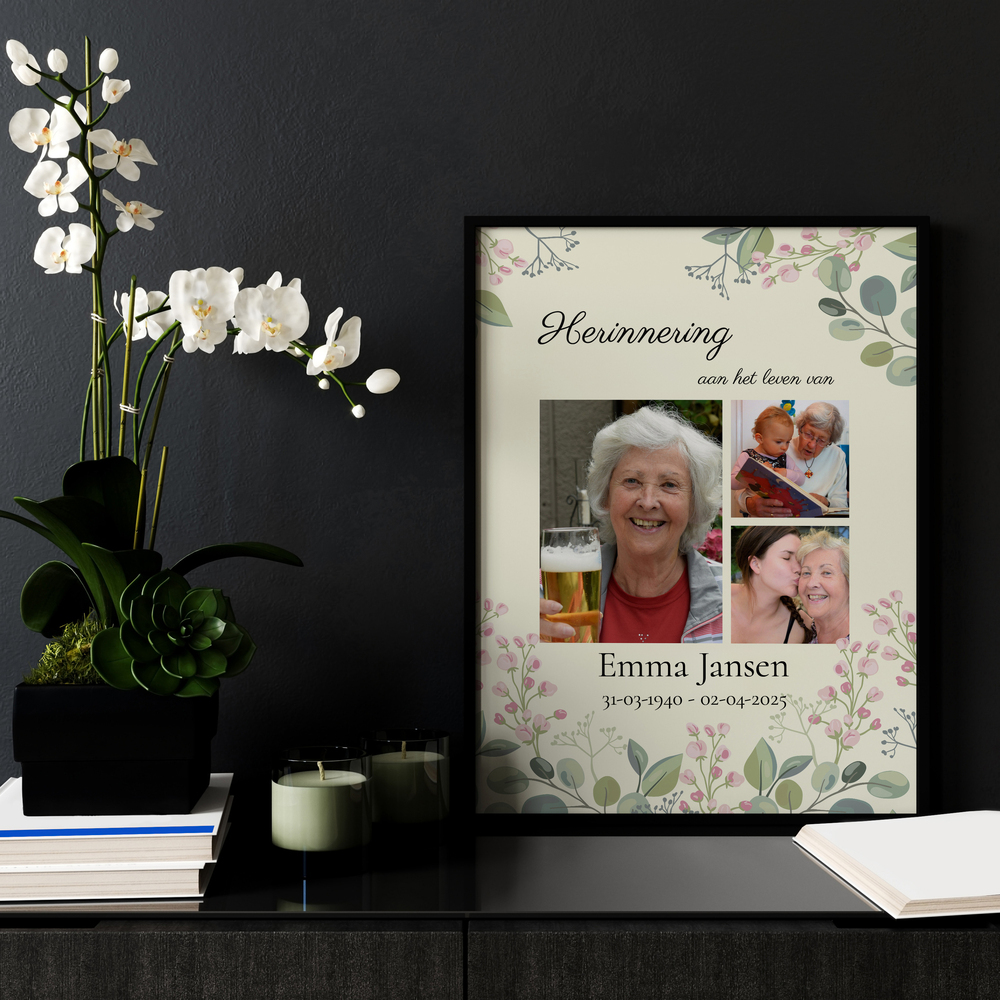 Herinneringscollage met drie foto's en bloemen in een zwarte lijst, op een kast naast een orchidee en kaarsen