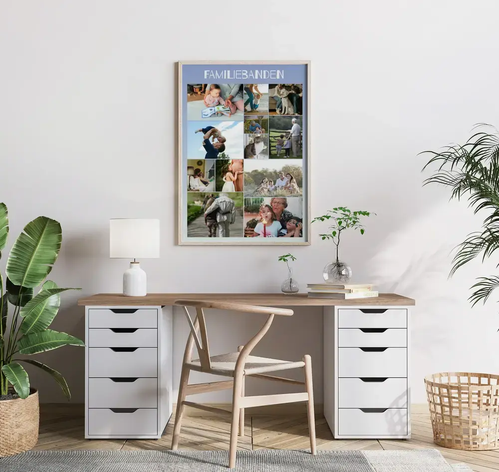 Fotocollage met familiefoto’s en een titel op een lichtblauwe achtergrond, in een houten lijst boven het bureau
