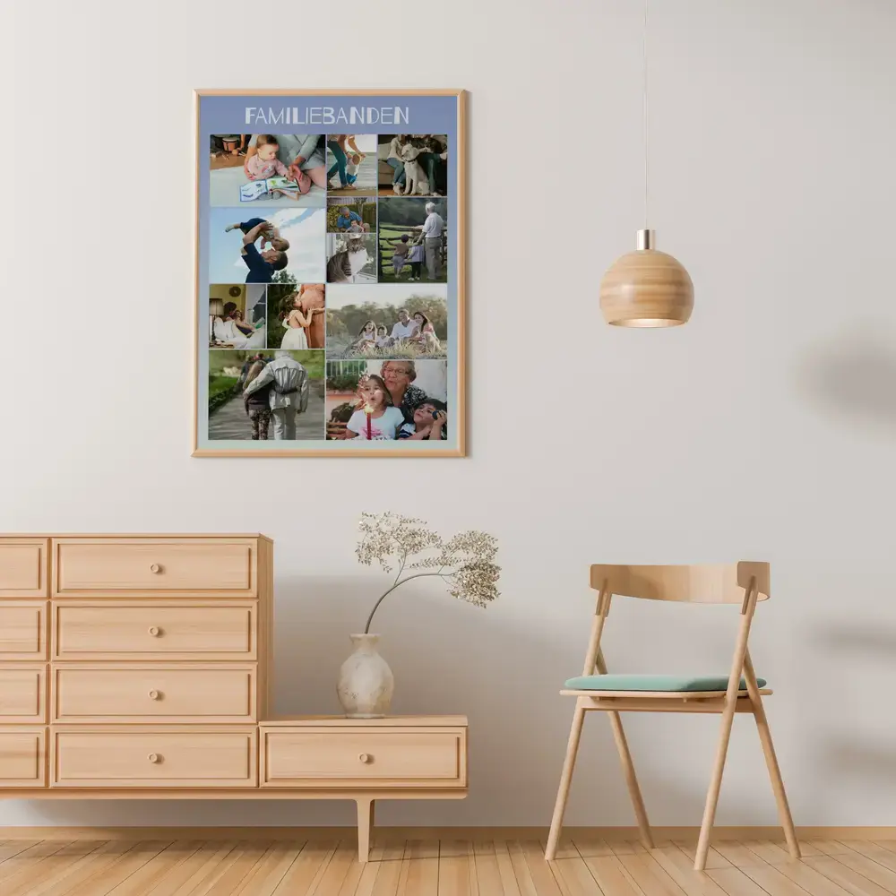 Fotocollage met familiefoto’s in een licht houten lijst aan de woonkamermuur, een persoonlijk cadeau voor de hele familie.