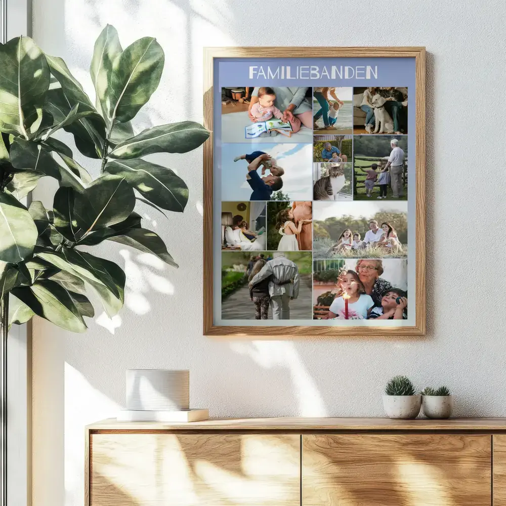 Familiefotocollage met speels geplaatste foto's in verschillende formaten, in een houten lijst boven een dressoir.