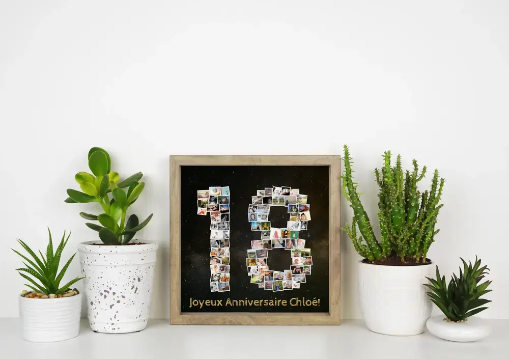 Pêle-mêle photo 18 ans avec message personnalisé, dans un cadre en bois posé sur un bureau entre des plantes