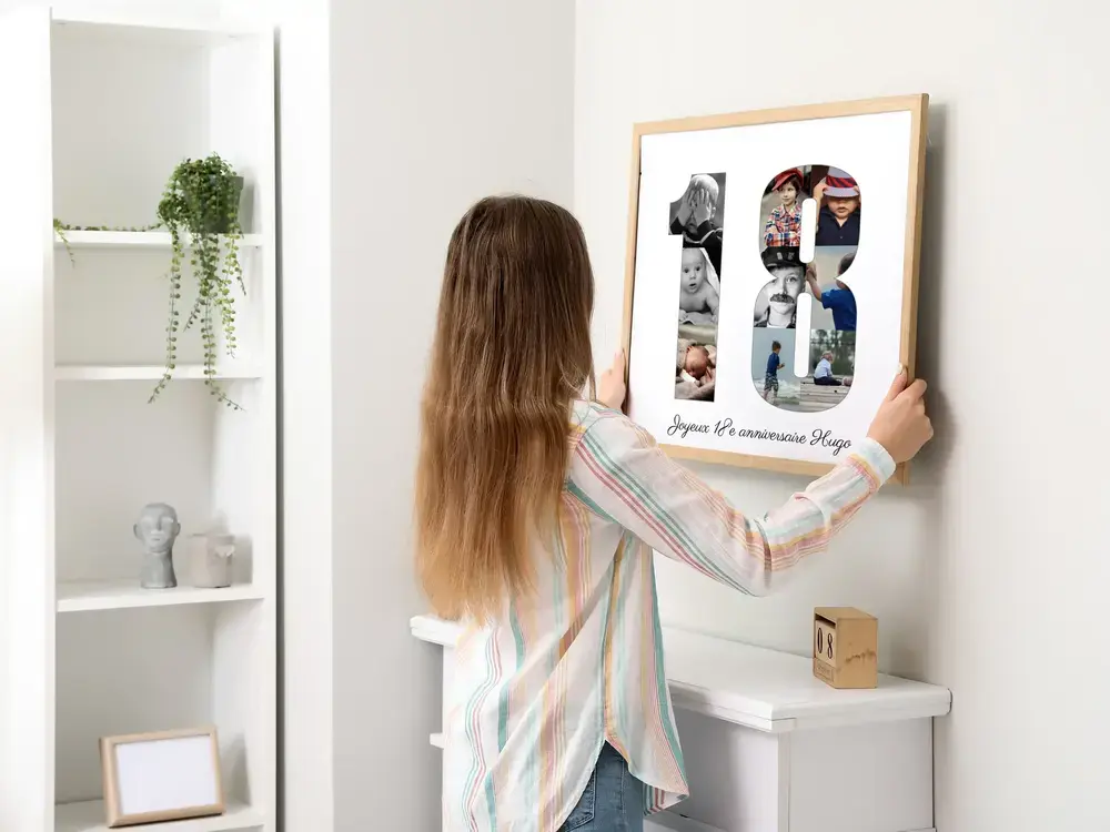 Femme accrochant un montage photo en forme de 18 dans un cadre en bois clair, cadeau pour un 18e anniversaire