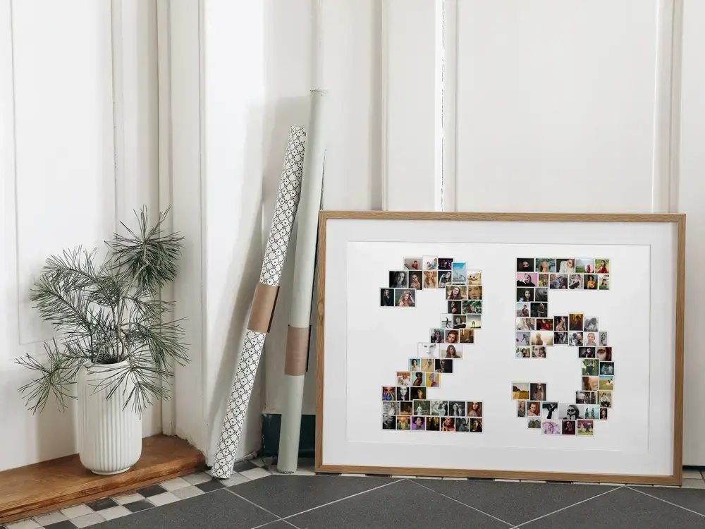 Fotocollage als getal 25 in een naturel houten lijst, op de vloer naast een plant