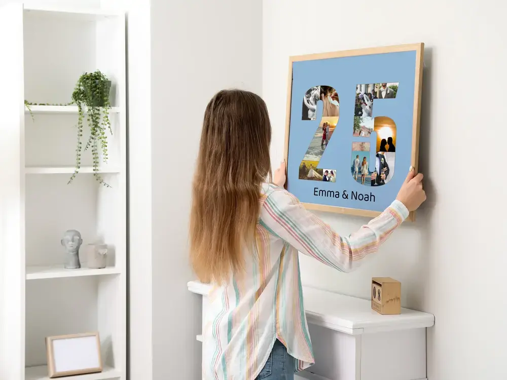 Fotocollage met foto's in het getal 25 en namen op een blauwe achtergrond, in een houten lijst aan de muur