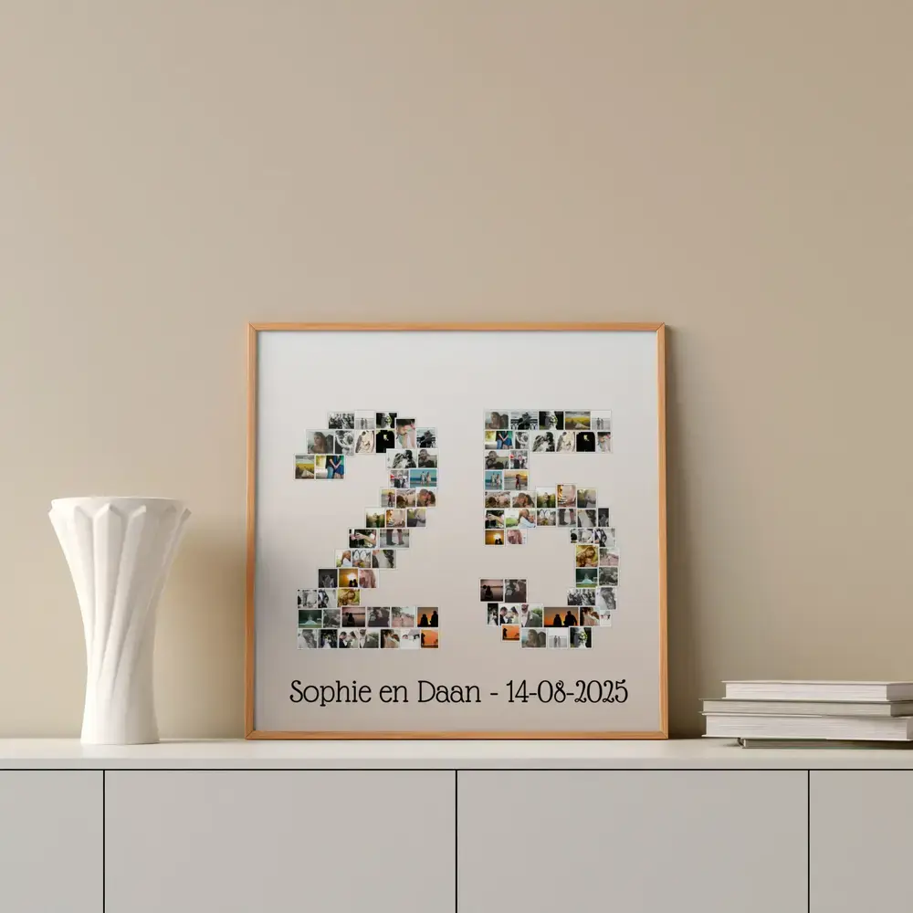 Fotocollage van kleine foto's in de vorm van 25 met namen en datum, in een houten lijst op een wit dressoir