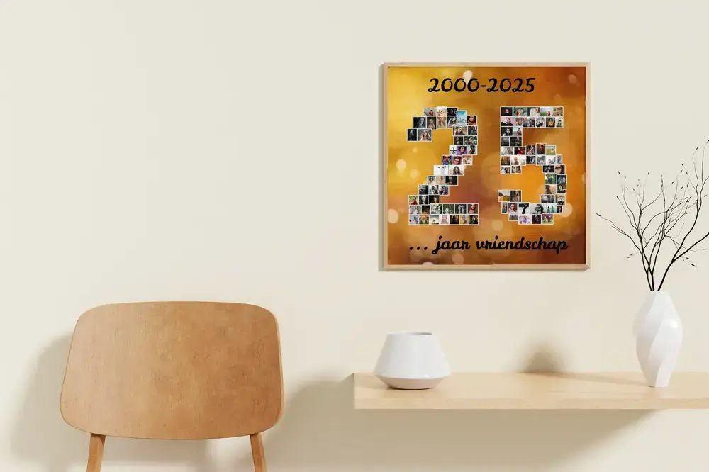 Ingelijste fotocollage in de vorm van 25 met goudkleurige achtergrond en jubileumtekst, boven een bureau naast een stoel
