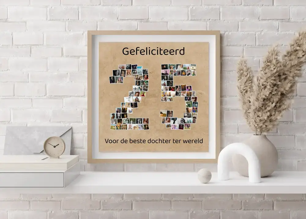 Fotocollage in de vorm van 25 met persoonlijke tekst, ingelijst op een witte wandplank naast een vaas met droogbloemen