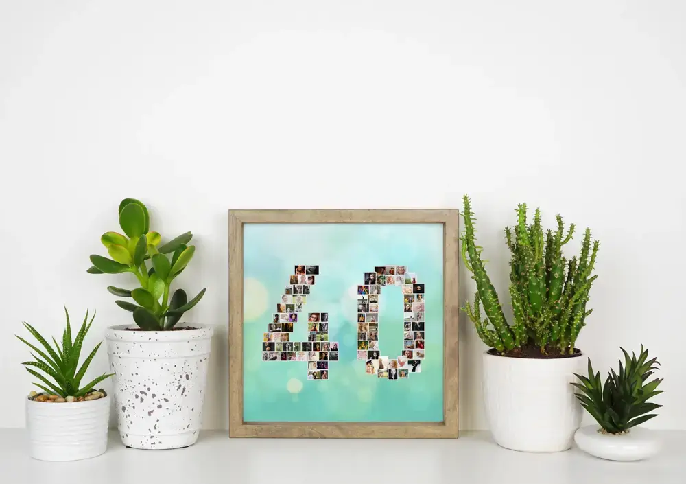 Fotocollage als getal 40 op een turquoise achtergrond, in een houten lijst tussen planten op een wit bureau
