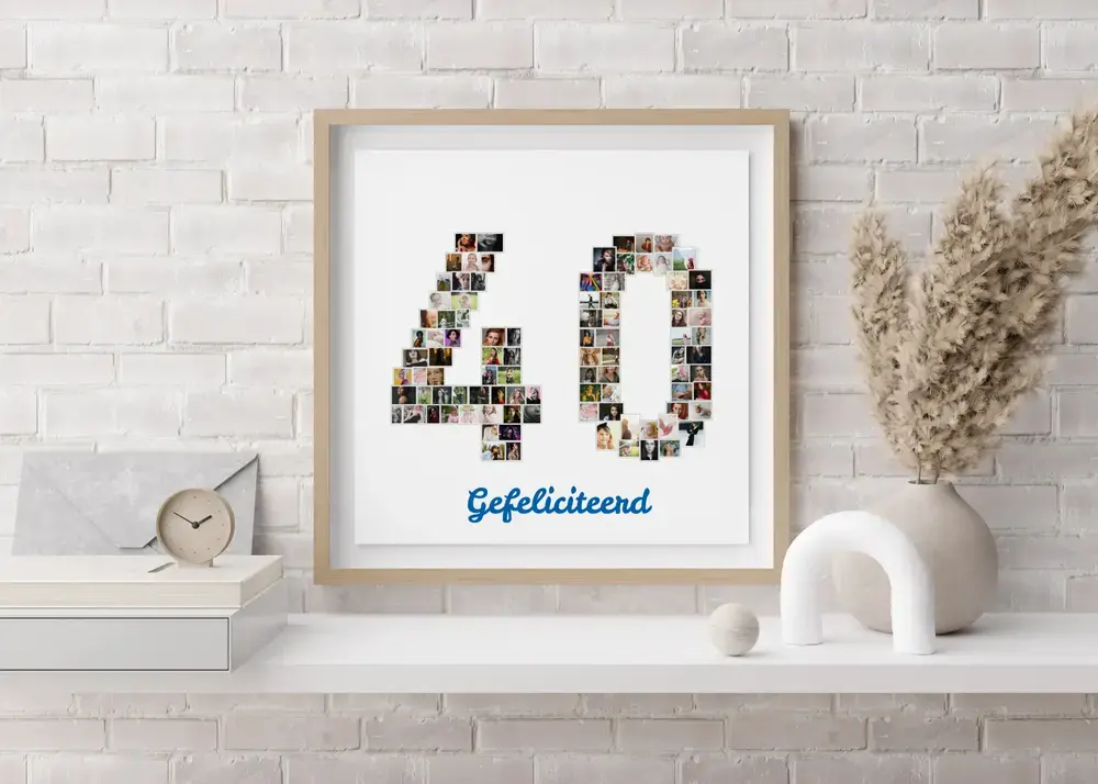 Fotocollage in de vorm van 40 in een naturel houten lijst, op een witte wandplank tegen een bakstenen muur