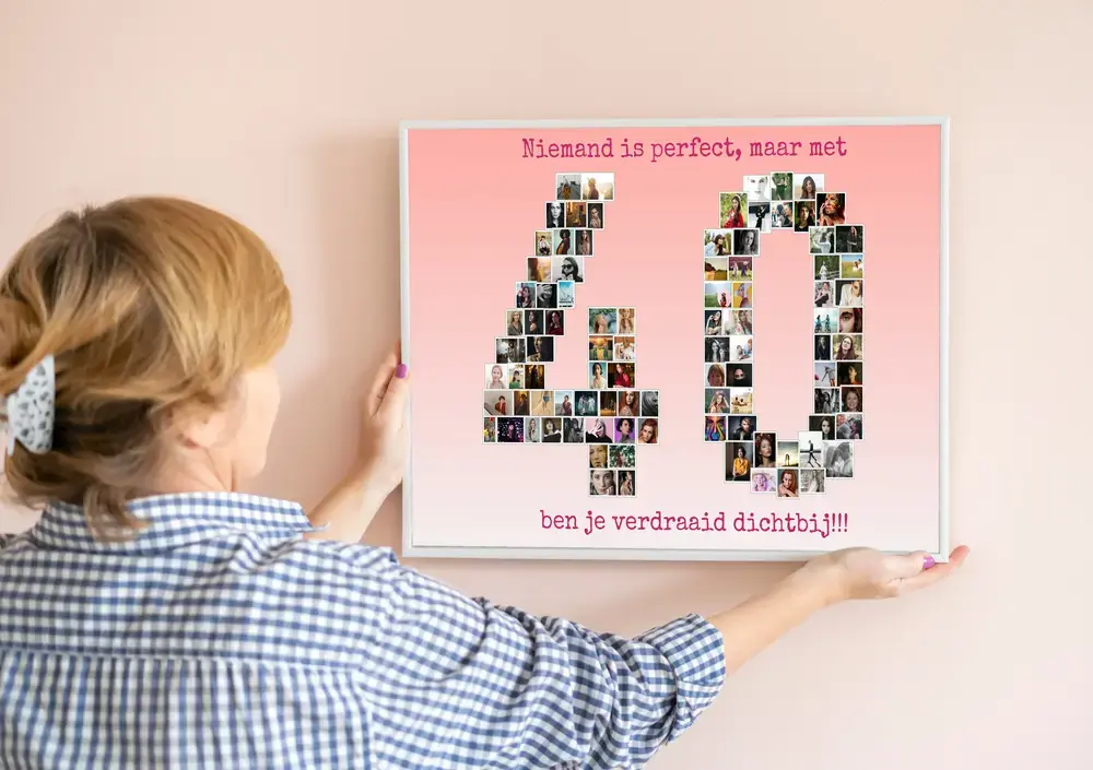 Fotocollage in de vorm van 40 met roze achtergrond en witte lijst aan de muur, voor een 40e verjaardag