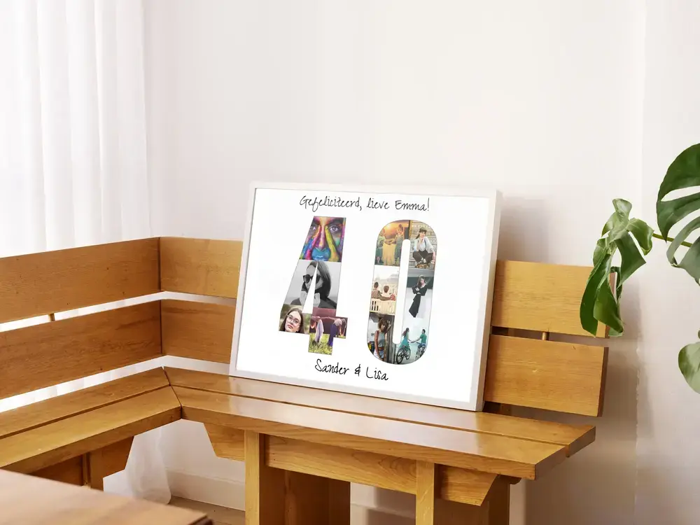 Fotocollage in de vorm van 40 voor een 40e verjaardag, in een witte lijst op een houten hoekbank