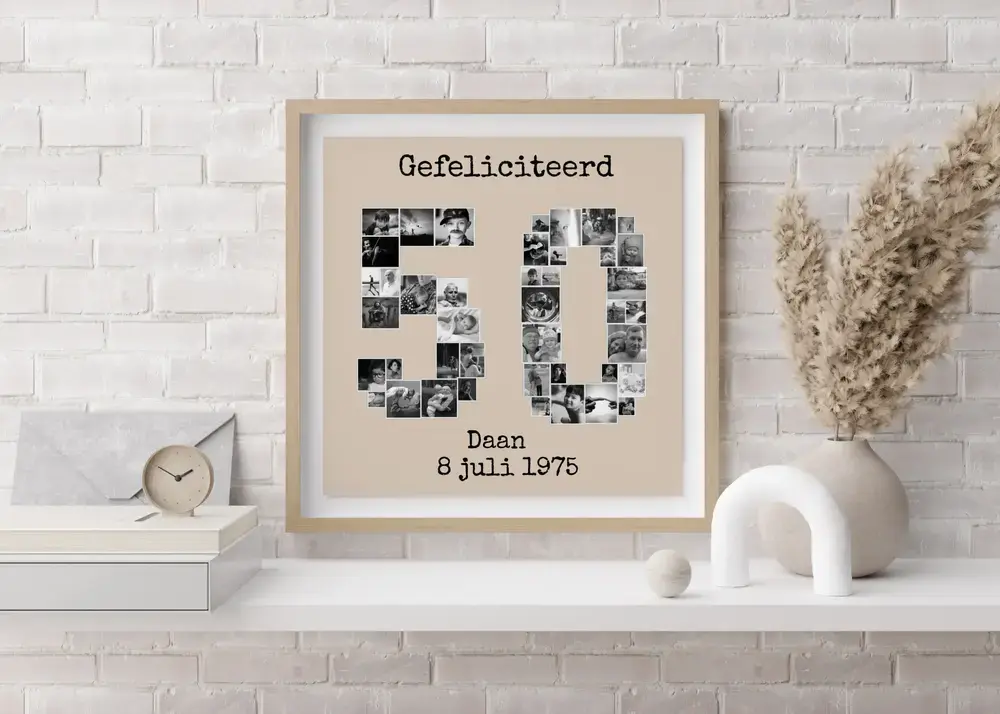 Fotocollage in de vorm van 50 met zwart-witfoto’s in een lichte houten lijst op een witte plank naast droogbloemen