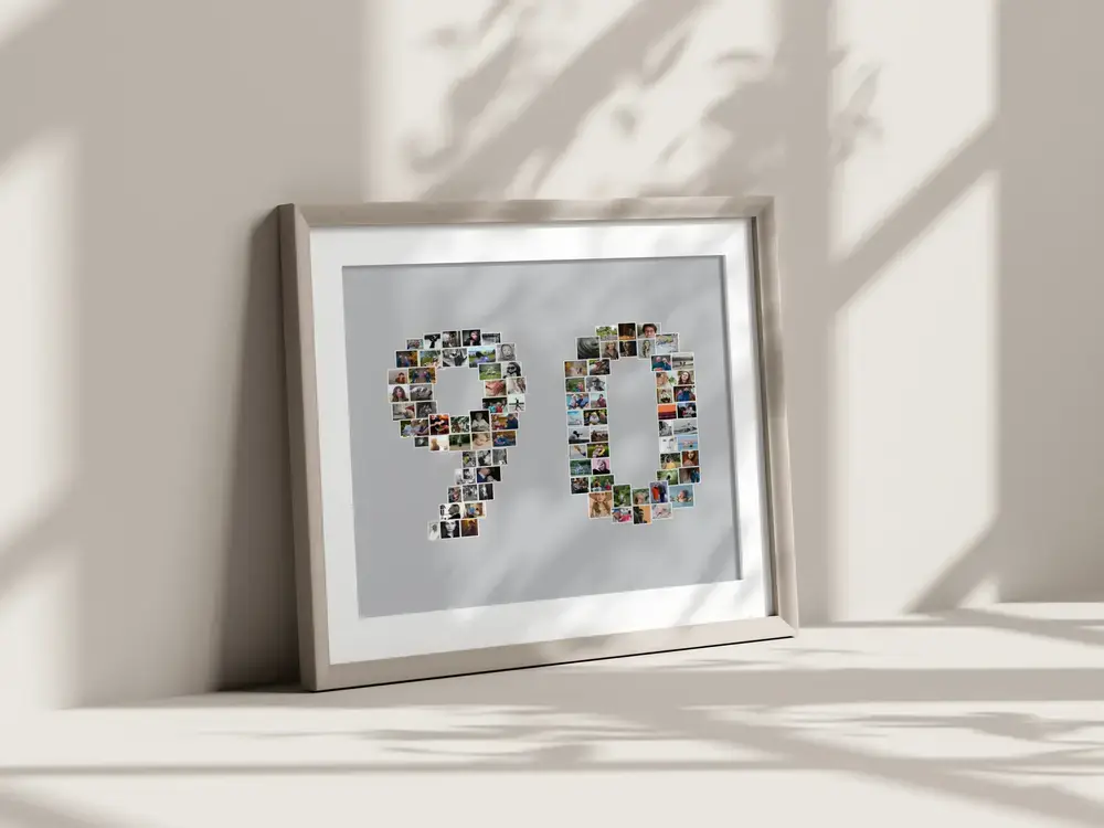 Collage photo formant le nombre 90 sur fond gris, encadré et posé au sol contre un mur ensoleillé