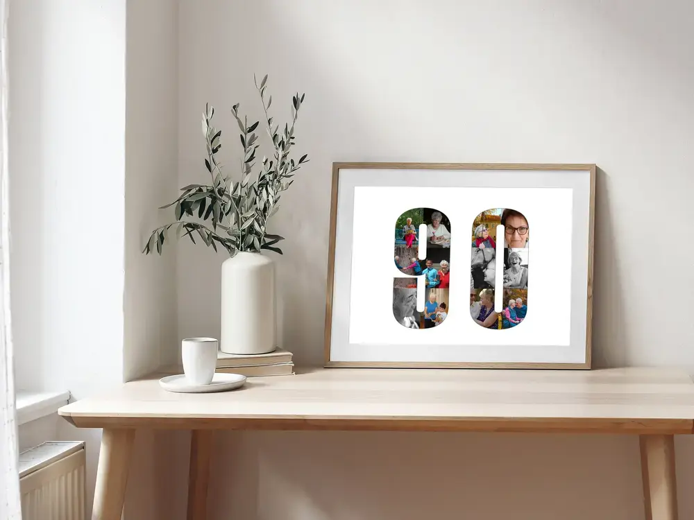 Collage photo formant un 90, en cadre bois sur un bureau près de vases, une idée cadeau pour célébrer 90 ans