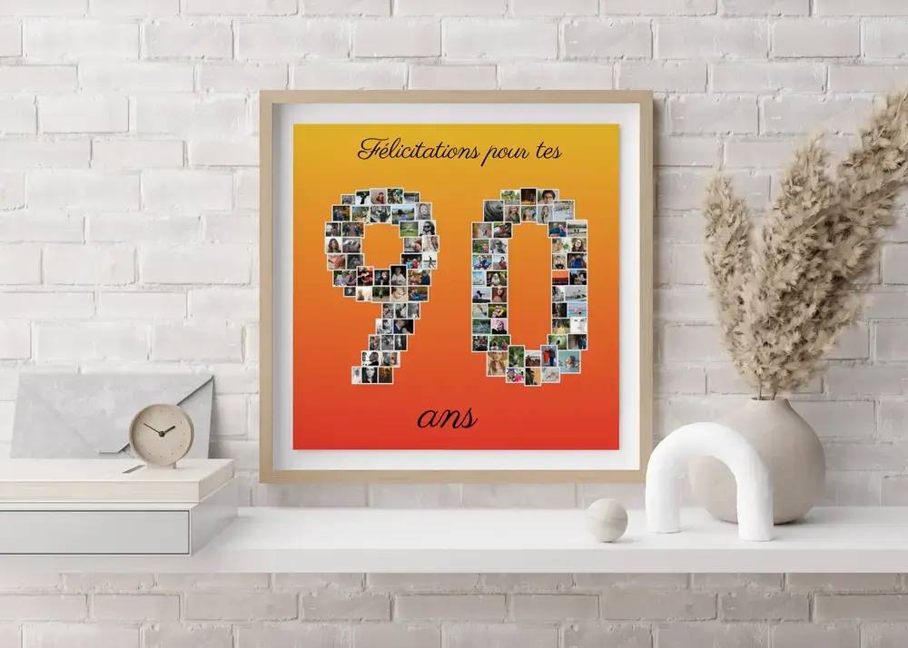 Collage photo 90 dans un cadre en bois clair, posé sur une étagère contre un mur en briques, un cadeau de 90e anniversaire