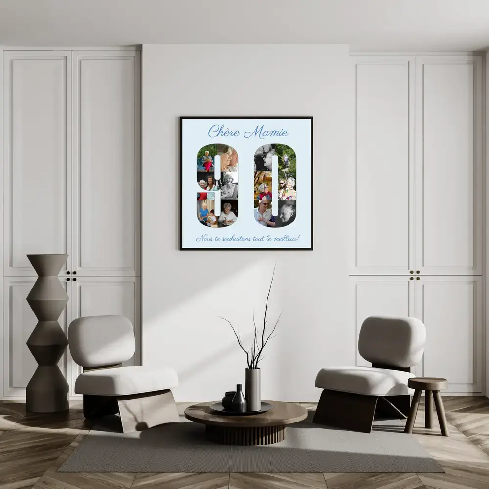 Collage photo en forme de 90 encadré au mur du salon, un cadeau pour les 90 ans de mamie